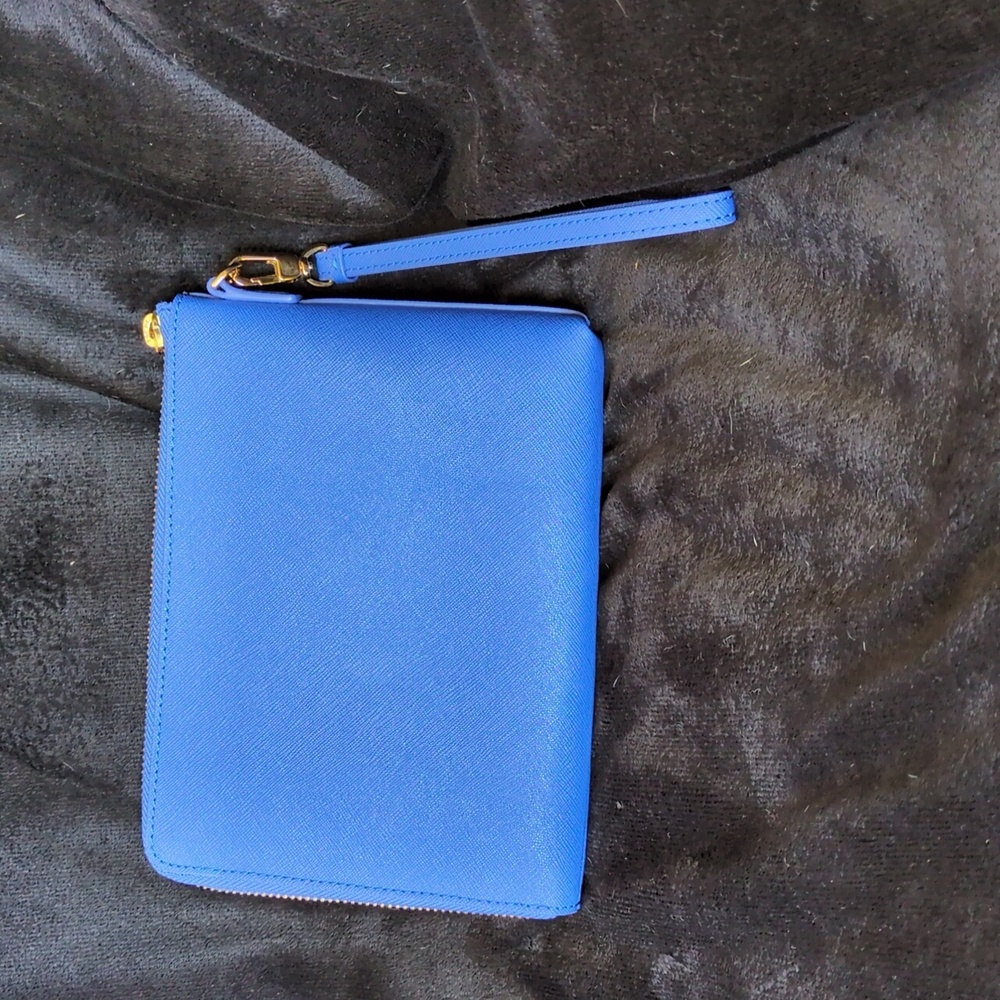 Tory Burch Robinson Pineapple Large Wristlet in Jewel Blue Saffiano leather. - Picture 2 of 3